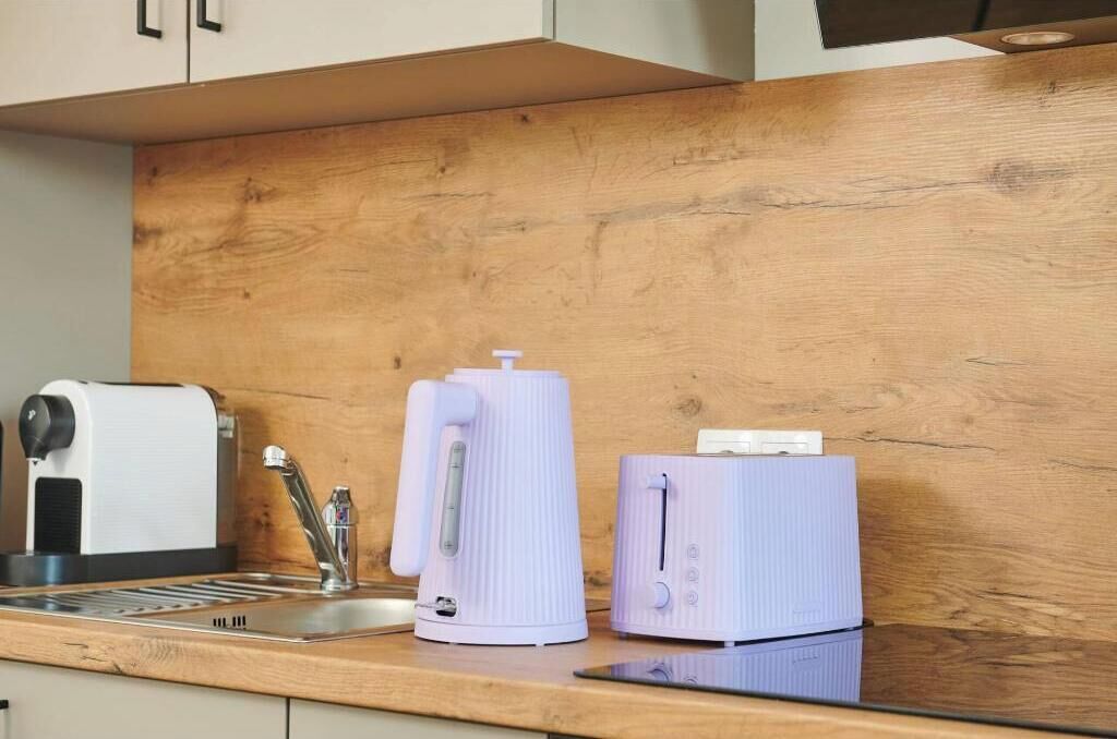 Wasserkocher mit Kaffee-/Teezubehör, Kühlschrank, Ofen, Herdplatte