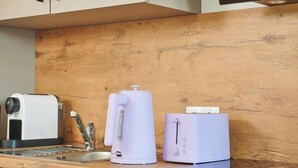 Cafetière/bouilloire, réfrigérateur, four, plaque de cuisson