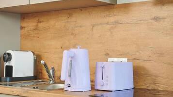 Wasserkocher mit Kaffee-/Teezubehör, Kühlschrank, Ofen, Herdplatte