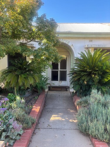 The Haven B&B Leeton History Made Cozy. Minutes walk to the Main Street!