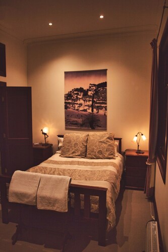 The Haven B&B Leeton History Made Cozy. Minutes walk to the Main Street!