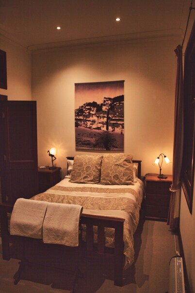 The Haven B&B Leeton History Made Cozy. Minutes walk to the Main Street!