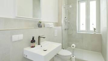 Dusche, Haartrockner, Handtücher, Seife
