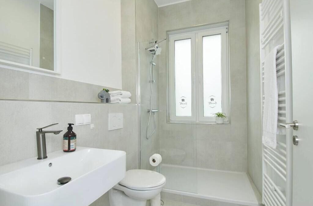 Een douche, een haardroger, handdoeken, zeep