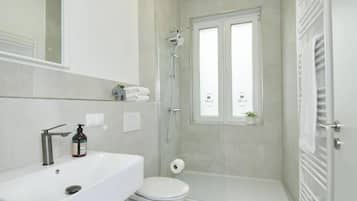 Een douche, een haardroger, handdoeken, zeep