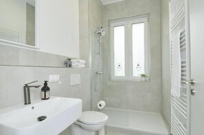 Shower, hair dryer, towels, soap - Vrbo Property (Bad Oeynhausen)