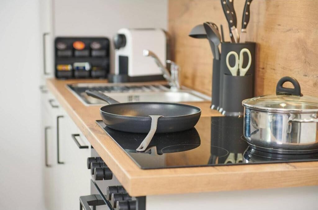 Cafetière-théière, réfrigérateur, un four, surface de cuisson