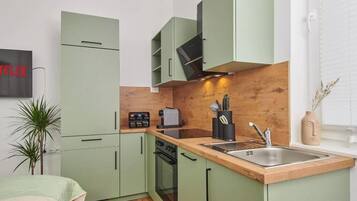 Wasserkocher mit Kaffee-/Teezubehör, Kühlschrank, Ofen, Herdplatte