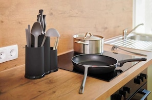 Cafetière/bouilloire, réfrigérateur, four, plaque de cuisson