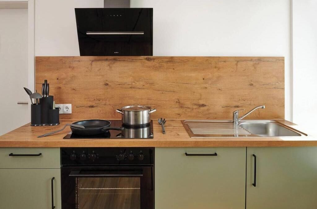 Wasserkocher mit Kaffee-/Teezubehör, Kühlschrank, Ofen, Herdplatte