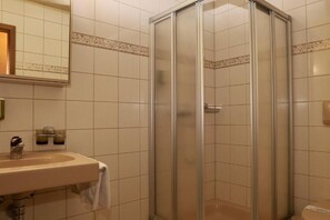 Combined shower/bathtub, free toiletries, soap, shampoo - Hotel weisses kreuz Breitenbach  (Breitenbach)