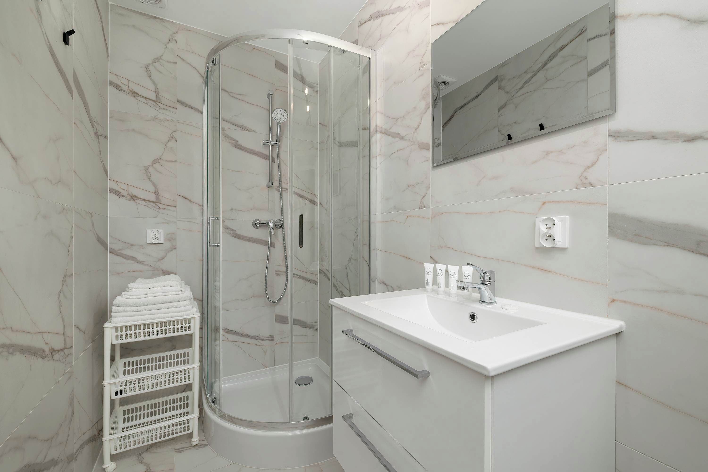 Shower, hair dryer, towels, shampoo