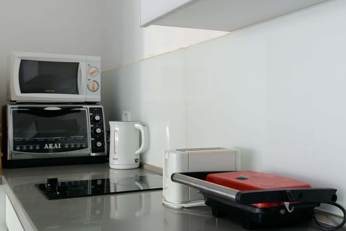 Coffee/tea maker, fridge, microwave, oven