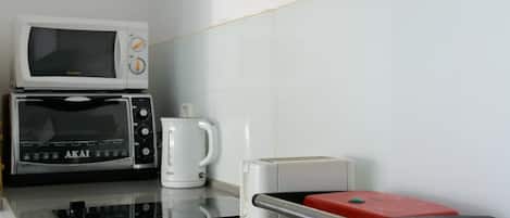 Cafetera y tetera, refrigerador, microondas y horno