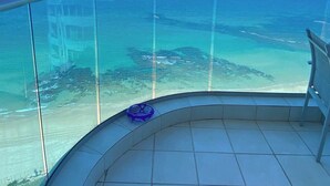 A balcony with a clear view of the ocean and a sandy beach. - Krystal View Family 2 parking Bomb Shelter (Bat Yam)