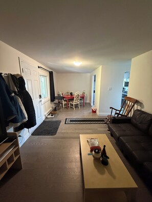 Living area - Cozy master bedroom in house in amazing place only kitchen is share with 1 guest (Toronto)