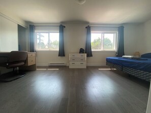 Room - Cozy master bedroom in house in amazing place only kitchen is share with 1 guest (Toronto)