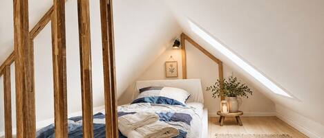2 bedrooms, travel crib, WiFi (free), bed sheets