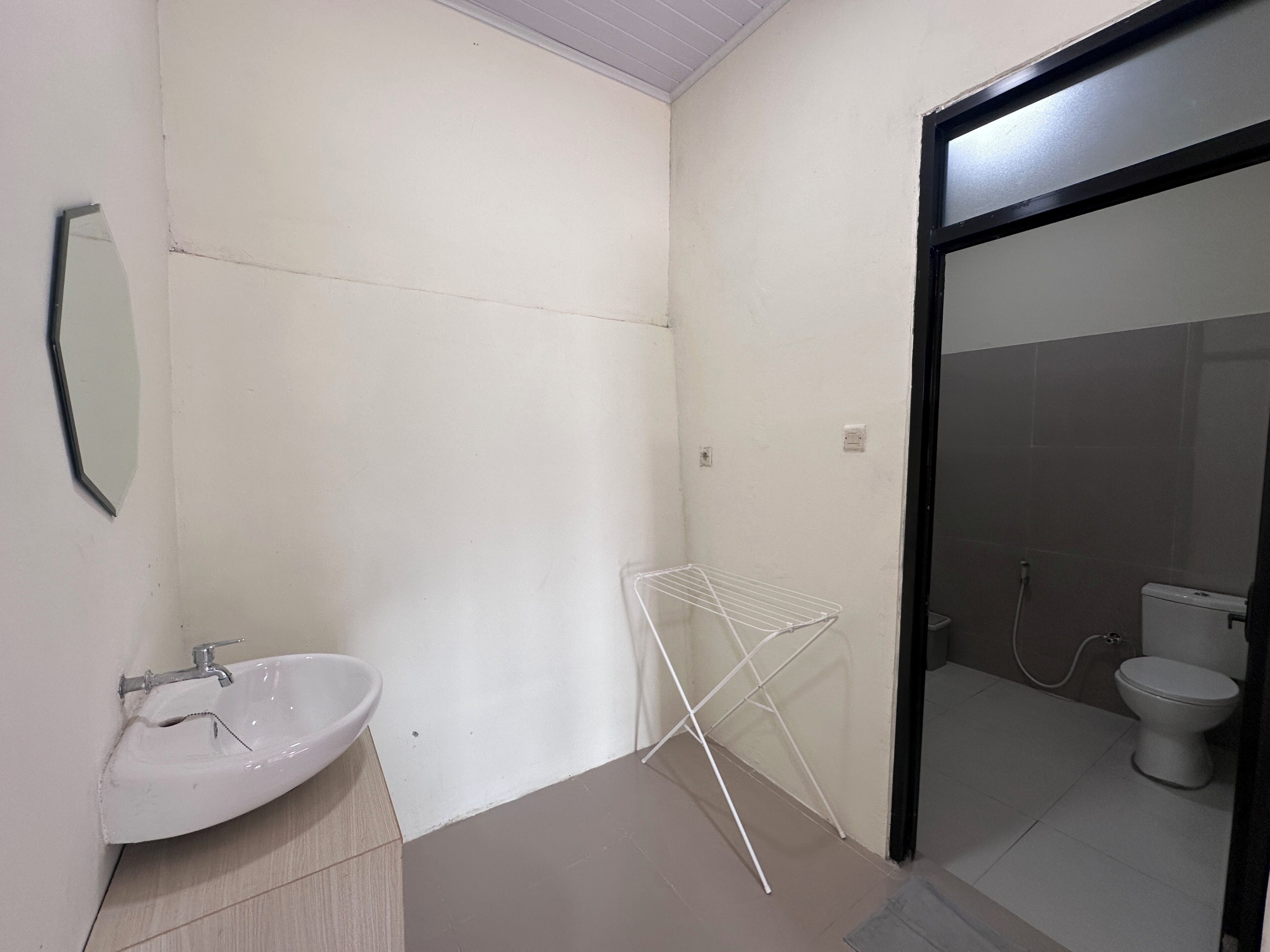 Standard Twin Room, Private Bathroom, Hill View | Bathroom | Shower, hair dryer, towels, soap