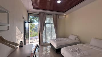 Standard Twin Room, Private Bathroom, Hill View | Desk