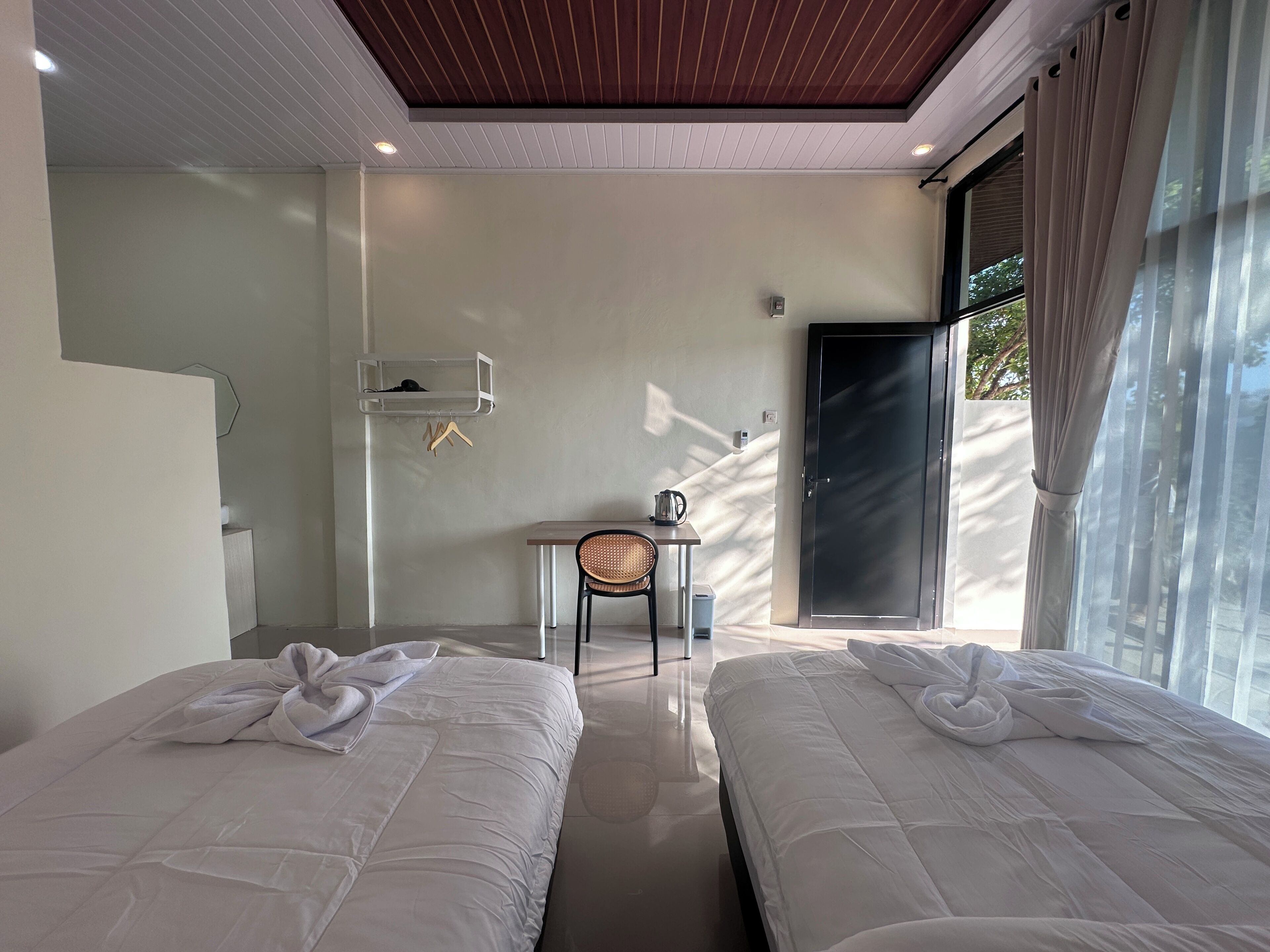 Standard Twin Room, Private Bathroom, Hill View | Desk