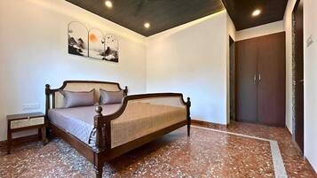 Villa, balcon, vue sur la colline | Fer et planche à repasser, accès au Wi-Fi (inclus)