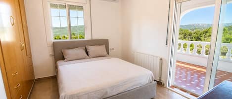 3 bedrooms, iron/ironing board, travel cot, free WiFi