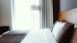A hotel room with a bed, a nightstand, and a lamp. - SElaf Almaqam Nour (Makkah)