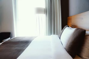 A hotel room with a bed, a nightstand, and a lamp. - SElaf Almaqam Nour (Makkah)