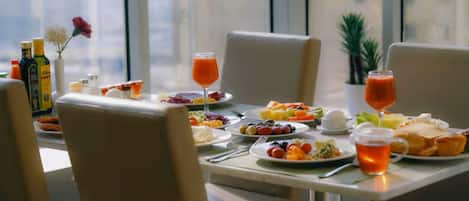 Deluxe Room | Dining