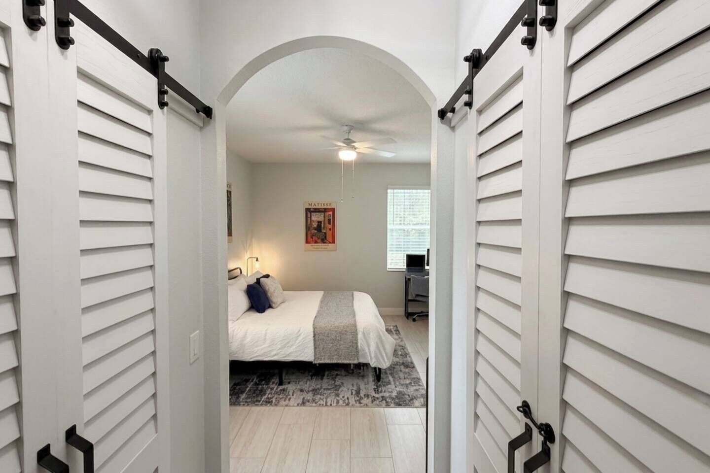 4 bedrooms, desk, WiFi (free), bed sheets