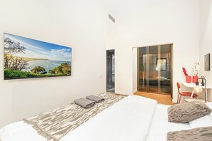 Room - Luxury Garden Oasis: 3BR with Pool & Private Parking (Tel Aviv-Yafo)