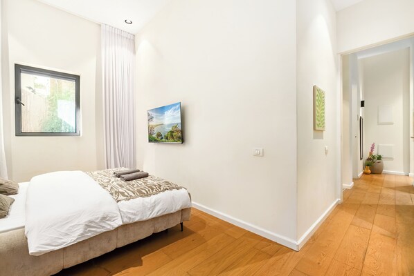 Room - Luxury Garden Oasis: 3BR with Pool & Private Parking (Tel Aviv-Yafo)