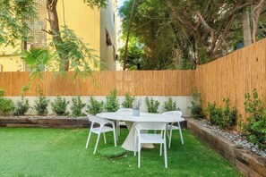 Outdoor dining - Luxury Garden Oasis: 3BR with Pool & Private Parking (Tel Aviv-Yafo)