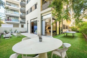 Outdoor dining - Luxury Garden Oasis: 3BR with Pool & Private Parking (Tel Aviv-Yafo)