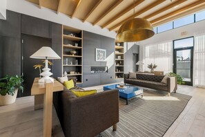 A modern living room with a sofa, coffee table, and a fireplace. - Cozy 1-bedroom apartment with Fast WiFi in peaceful Atlanta (Atlanta)