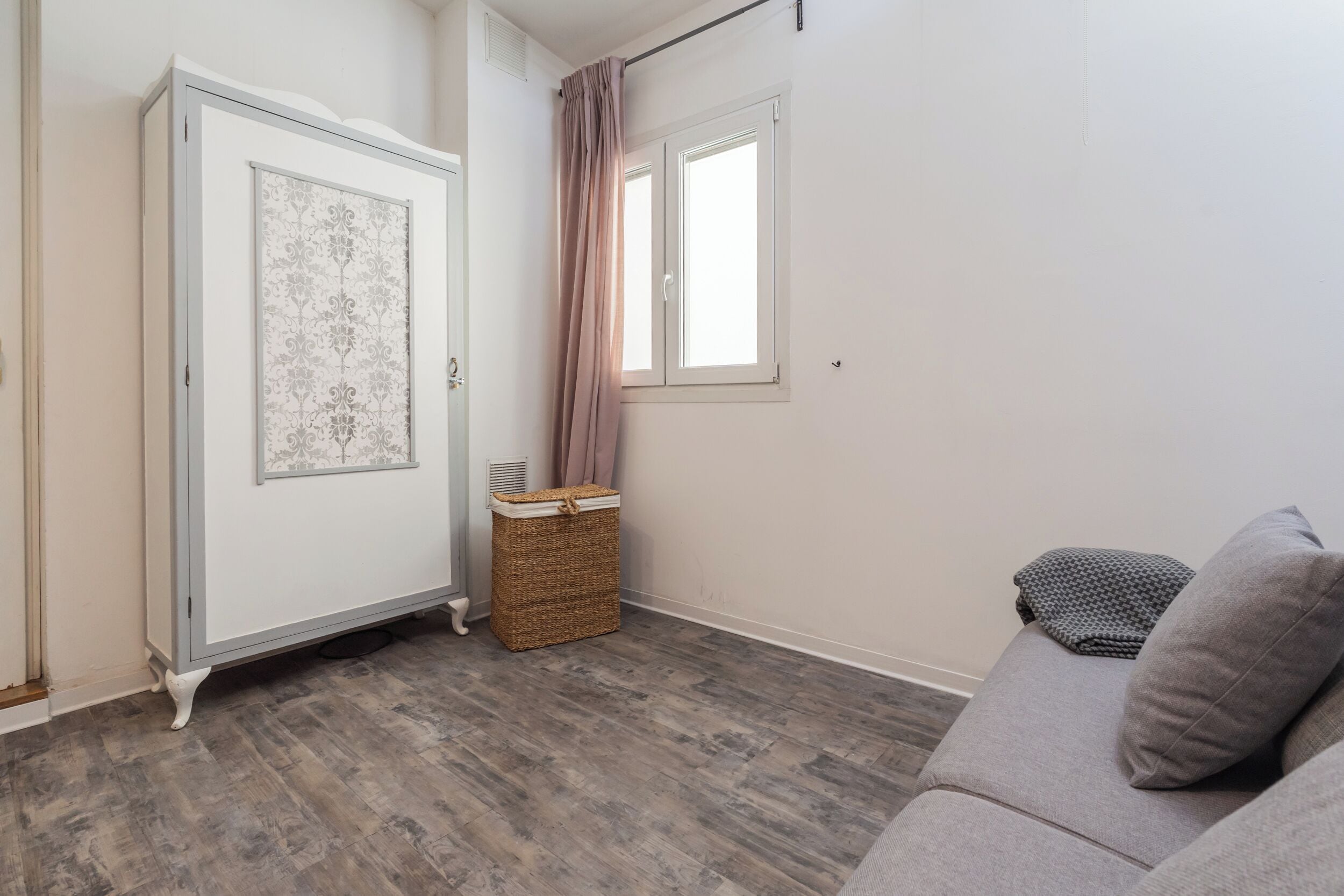 Departamento (2 Bedrooms) | Área de sala de estar | Televisión de 42 pulgadas con canales digitales 
