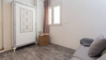 Departamento (2 Bedrooms) | Área de sala de estar | Televisión de 42 pulgadas con canales digitales