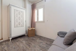 Departamento (2 Bedrooms) | Área de sala de estar | Televisión de 42 pulgadas con canales digitales 