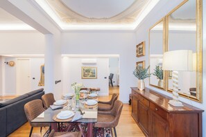 Departamento (2 Bedrooms) | Área de sala de estar | Televisión de 42 pulgadas con canales digitales 
