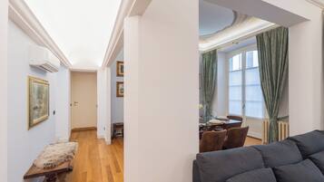 Departamento (2 Bedrooms) | Área de sala de estar | Televisión de 42 pulgadas con canales digitales