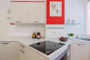 Apartemen (1 Bedroom) | Dapur pribadi | Mesin espresso, kompor, mesin pencuci piring, dan ketel listrik