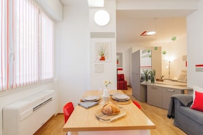 Apartemen (1 Bedroom) | Area keluarga | TV