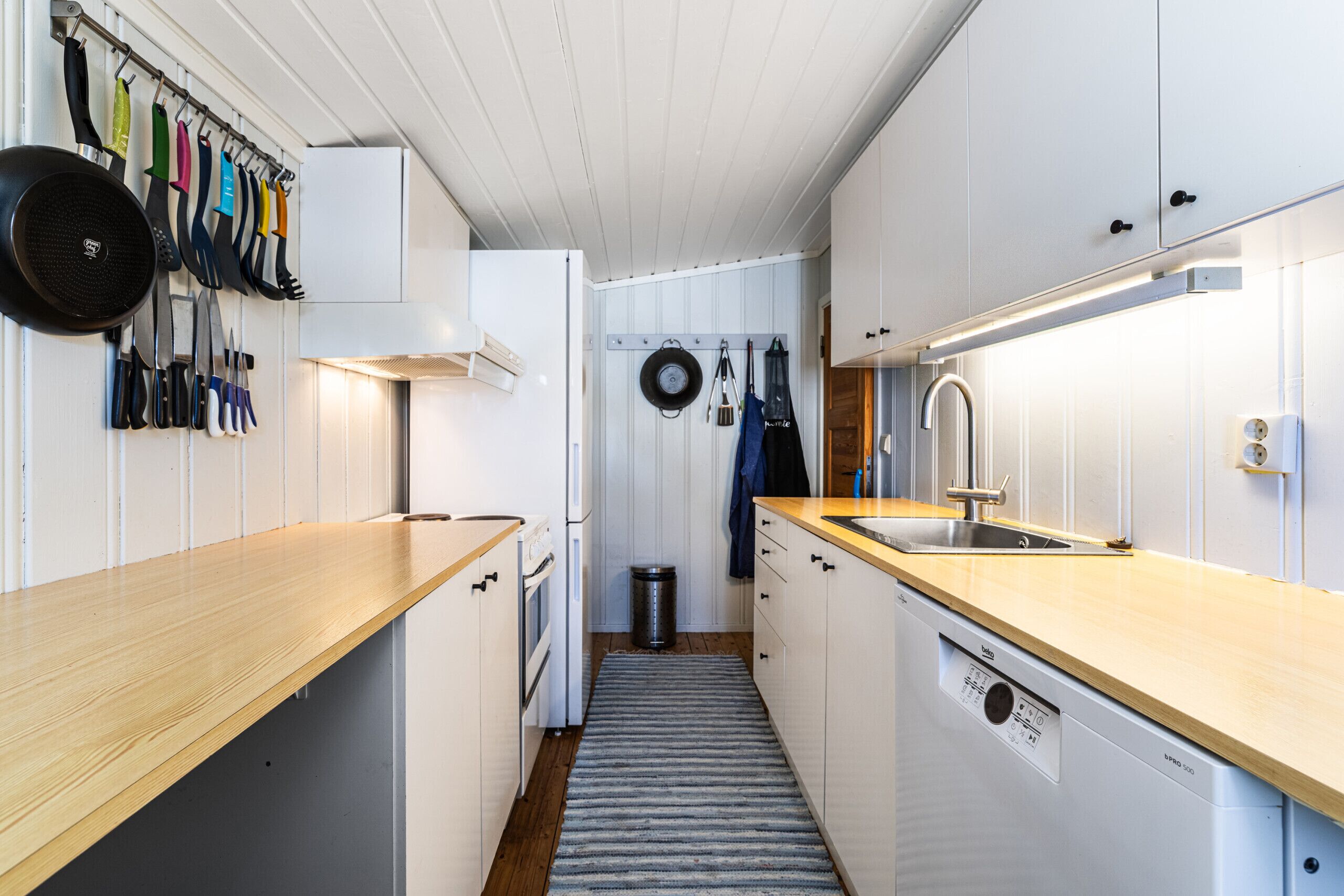 Coffee/tea maker, fridge, oven, dishwasher