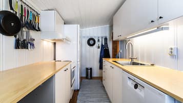 Coffee/tea maker, fridge, oven, dishwasher