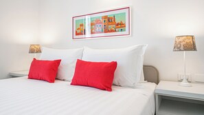 A hotel room with a bed, two nightstands, a lamp on each side, and a framed picture on the wall. - Italianway Comfort - Bligny 19 E (Milan)