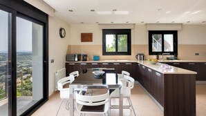 Fridge, oven, stovetop, dishwasher - Can Masarol: Views, Pool & BBQ - Platja d'Aro (Castell-Platja d'Aro)
