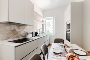 Apartament | Cuina privada | Cafetera exprés, frigorífic gran, microones i forn 