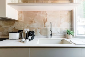 Apartment | Dapur peribadi | Pembancuh kopi espreso, peti sejuk/penyejuk beku saiz penuh 