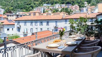Apartment | Outdoor dining